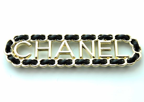 Металлическая эмблема CHANEL с вплетенным кожаным шнуром 53119p - фото 13653